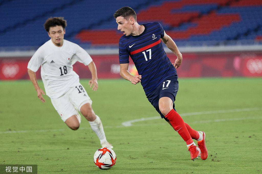 中国羽毛球队轻取法国羽毛球队，陶菲克三分雨点燃全场