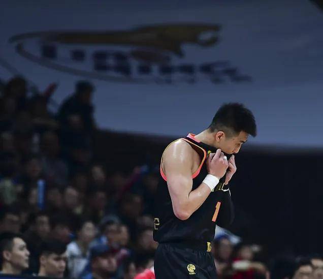 火箭险胜浙江队，郭艾伦扛起全队