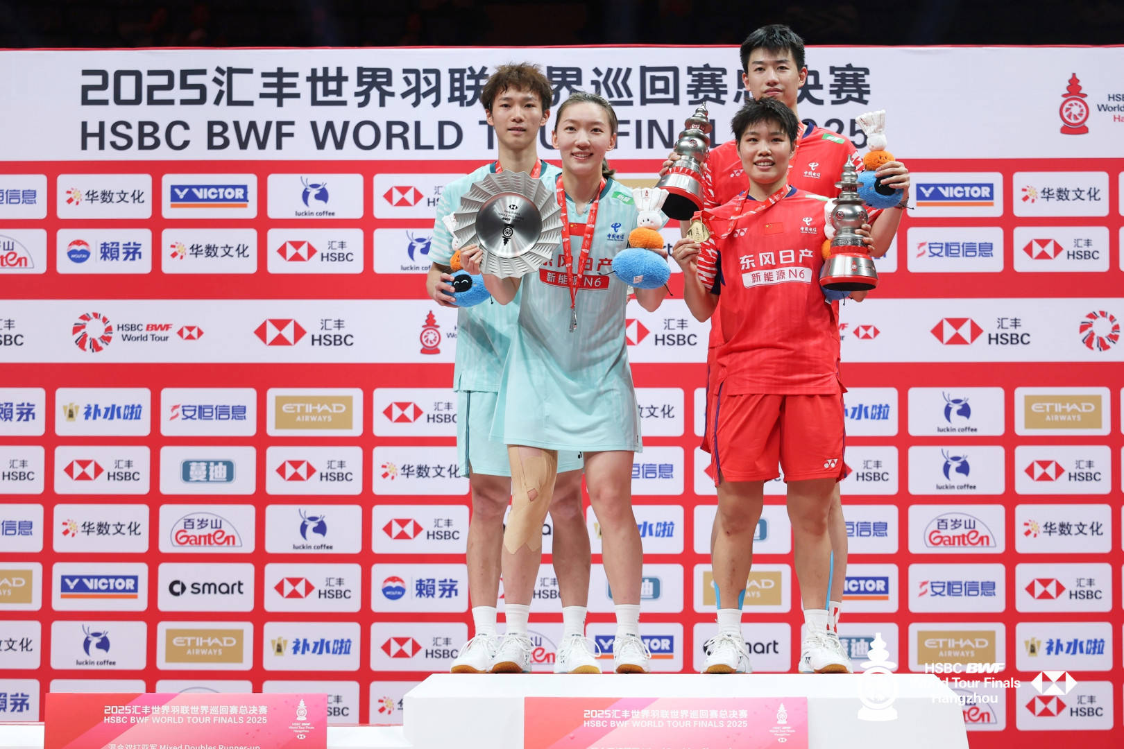 势如破竹：羽毛球选手一路领先