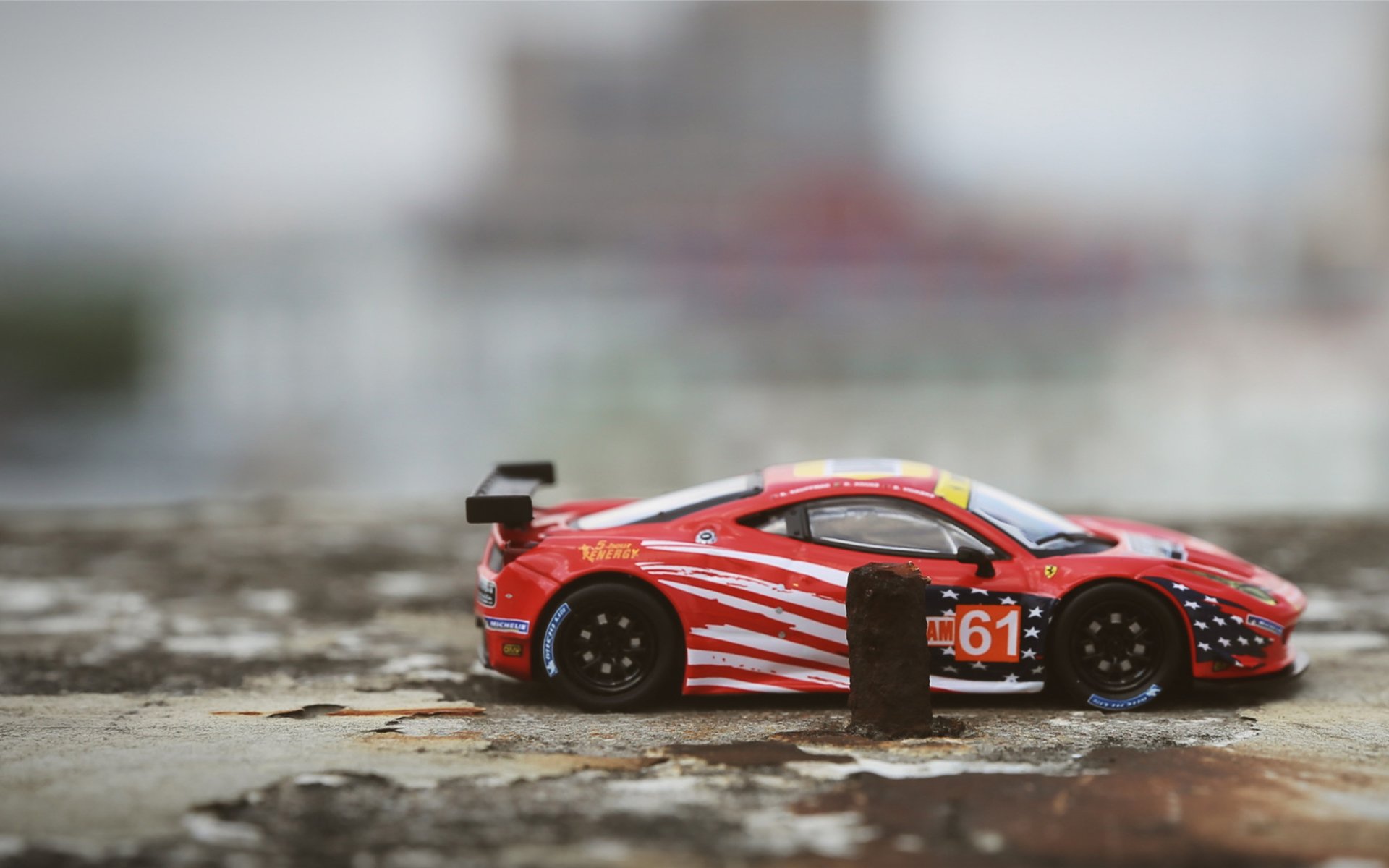 夜幕下的经典剧本，当索伯以弱胜强，拉塞尔点燃赛场